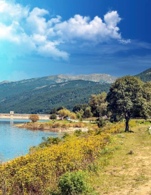 Fransa 'nın güneyinde, Pireneler' in dağlarında göl