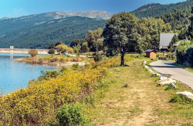 Fransa 'nın güneyinde, Pireneler' in dağlarında göl