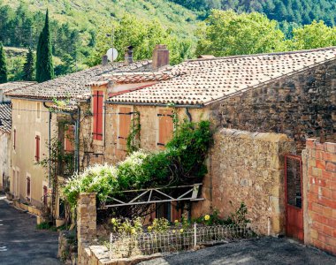 Fransa 'nın güneyinde, Lagrasse' de evler. Ortaçağ köyü..