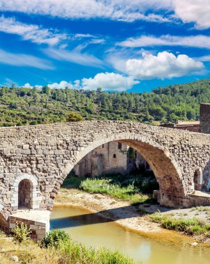 Fransa 'nın güneyindeki Lagrasse Nehri' nde güneşli bir günde köprü