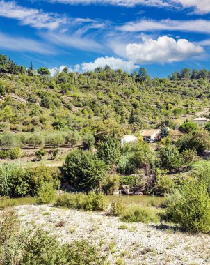Fransa 'nın güneyindeki vadilerde çayırlar