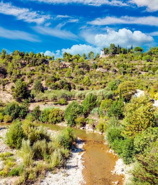 Güneşli bir günde Fransa 'nın güneyinde nehir