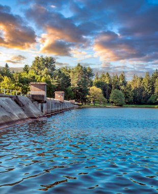 Güneşli bir günde Fransa 'nın güneyinde nehir