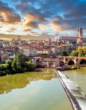 Fransa 'nın güneyinde bulutlu bir günde Albi