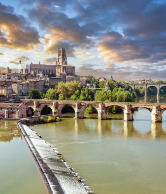 Fransa 'nın güneyinde bulutlu bir günde Albi