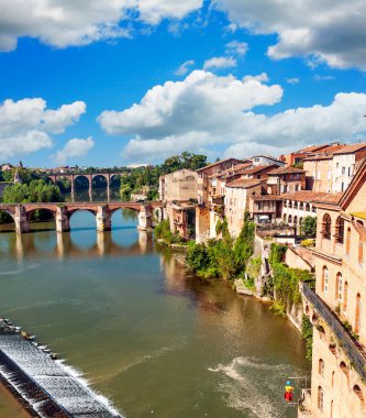 Fransa 'nın güneyinde bulutlu bir günde Albi