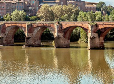 Fransa 'nın güneyinde bulutlu bir günde Albi