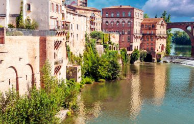 Fransa 'nın güneyinde bulutlu bir günde Albi