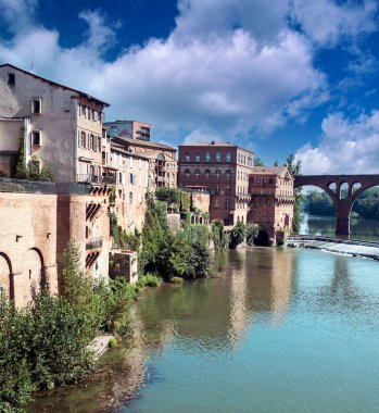 Fransa 'nın güneyinde bulutlu bir günde Albi