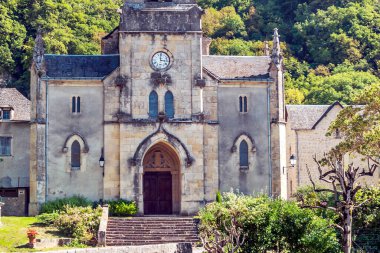 Güneşli bir günde Fransa 'nın güneyindeki Conques köyü