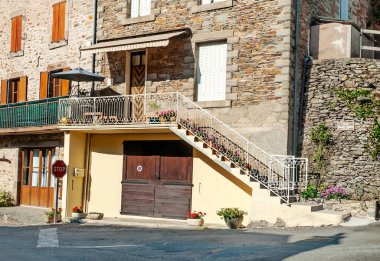 Güneşli bir günde Fransa 'nın güneyindeki Conques köyü