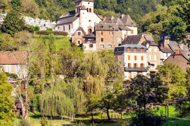 Güneşli bir günde Fransa 'nın güneyindeki Conques köyü