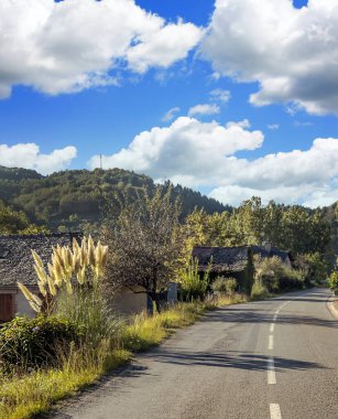 Güneşli bir günde Fransa 'nın güneyindeki dağlarda, otoparktaki kırsal köy.
