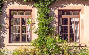 Fransa 'nın güneyindeki duvarda pencere var.