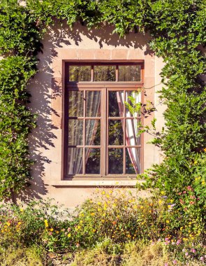 Fransa 'nın güneyindeki duvarda pencere var.