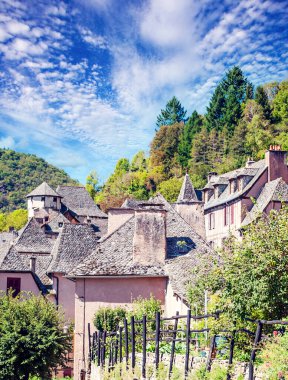 Güneşli bir günde Fransa 'nın güneyindeki Conques köyü