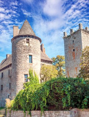 Güneşli bir günde Fransa 'nın güneyindeki Conques köyü