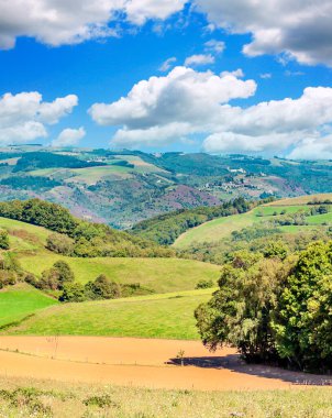 Suuny bir günde vadide Fransız tarımı