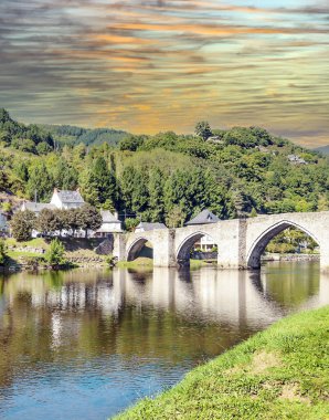 Fransa 'nın güneyinde, gün batımında nehirde köprü.