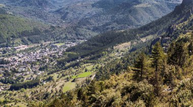 Fransa 'nın güneyindeki La Madelein Fransız köyü güneşli bir günde.