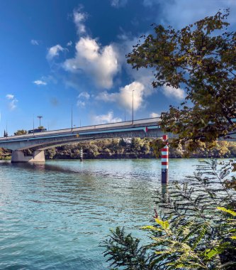 Fransa 'nın güneyinde, gün batımında nehirde köprü.