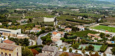 Fransa 'nın Gordes köyü güneşli bir günde