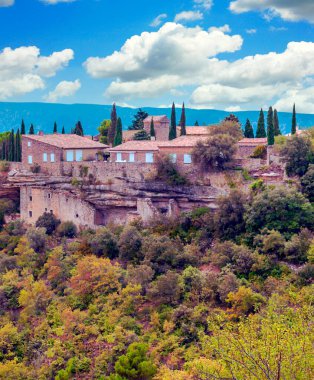 Fransa 'nın Gordes köyü güneşli bir günde