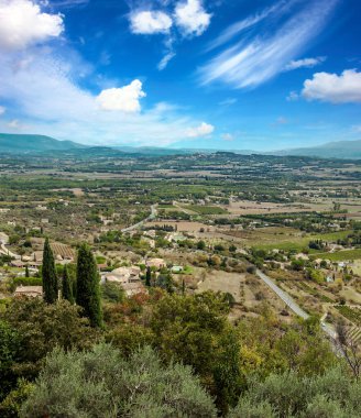 Güneşli bir günde dağlı Fransa 'nın tarlaları