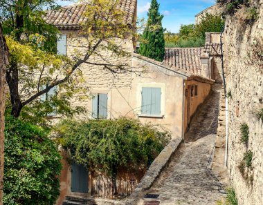 Fransa 'nın Gordes köyü güneşli bir günde