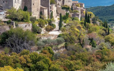 Fransa 'nın Gordes köyü güneşli bir günde