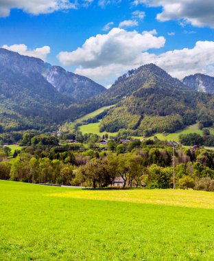 Güneşli bir günde dağlı Fransa 'nın tarlaları