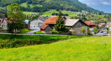 Dağların tepesindeki İsviçre Alp Vadisi 'ndeki köy