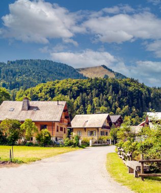 Dağların tepesindeki İsviçre Alp Vadisi 'ndeki köy