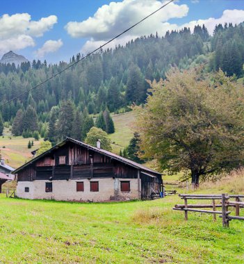 Dağların tepesindeki İsviçre Alp Vadisi 'ndeki köy