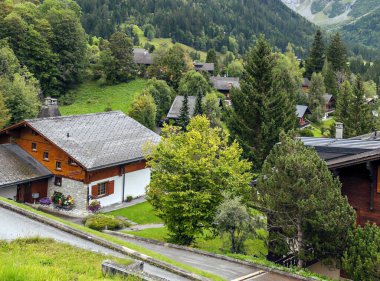 Dağların tepesindeki İsviçre Alp Vadisi 'ndeki köy
