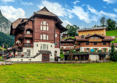 Dağların tepesindeki İsviçre Alp Vadisi 'ndeki köy