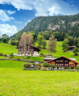 Dağların tepesindeki İsviçre Alp Vadisi 'ndeki köy