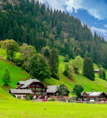 Dağların tepesindeki İsviçre Alp Vadisi 'ndeki köy