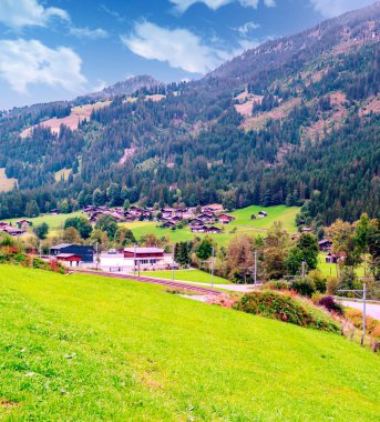 Dağların tepesindeki İsviçre Alp Vadisi 'ndeki köy