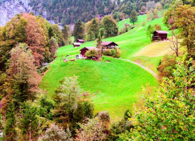 İsviçre Alplerinde rüzgarlar bulutlu bir günde dağlarla çevrili.