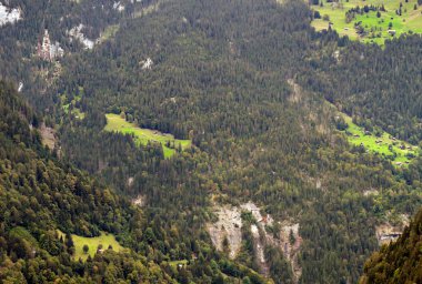 Bulutlu bir günde İsviçre 'de Avrupa Alpleri.
