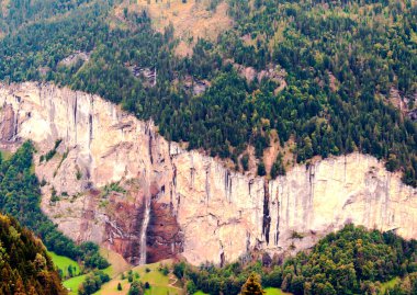 Bulutlu bir günde İsviçre 'de Avrupa Alpleri.