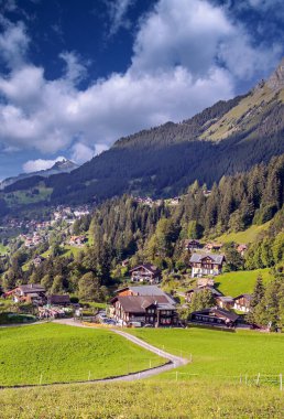 İsviçre Alplerinde rüzgarlar bulutlu bir günde dağlarla çevrili.