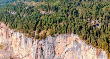 Bulutlu bir günde İsviçre 'de Avrupa Alpleri.