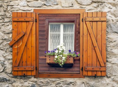 İsviçre 'de pencerelerde çiçeklerle çevrili bir cephe
