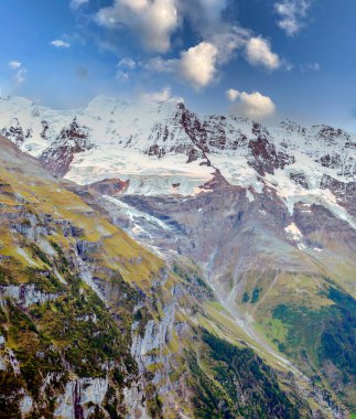 Bulutlu bir günde İsviçre 'de Avrupa Alpleri.
