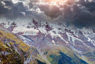 Bulutlu bir günde İsviçre 'de Avrupa Alpleri.
