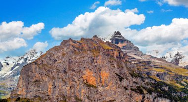 Bulutlu bir günde İsviçre 'de Avrupa Alpleri.