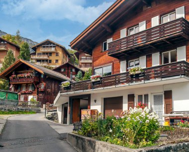 İsviçre Alplerinde rüzgarlar bulutlu bir günde dağlarla çevrili.