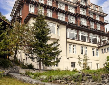 İsviçre Alplerinde rüzgarlar bulutlu bir günde dağlarla çevrili.